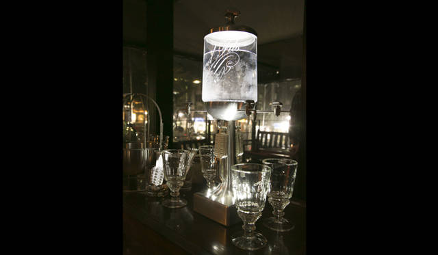 <strong>「ペルノアブサン メゾン キツネ リミテッド エディション」</strong>　11850年代、アブサンはフランスで爆発的な人気を誇り、カフェで楽しむ時間は「緑の時刻（グリーンアワー）」と呼ばれてい た