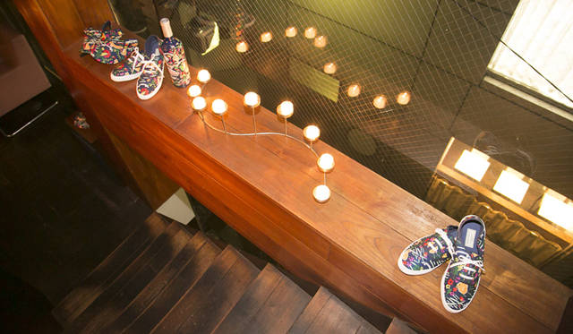 <strong>「ペルノアブサン メゾン キツネ リミテッド エディション」</strong>　ABSINTHE PRINTED SNEACKERS／MULTICOLOR／2万3100円