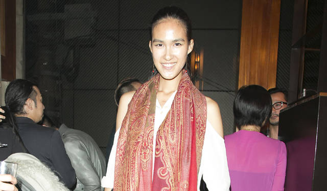 <strong>「ペルノアブサン メゾン キツネ リミテッド エディション」</strong>　モデルの金原杏奈