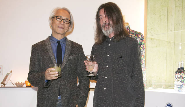 <strong>「ペルノアブサン メゾン キツネ リミテッド エディション」</strong>　左からユナイテッドアローズ クリエイティブ・アドバイザー　栗野宏文、『STYLESIGHT by FASHION FREAK TOKYO』編集長　麥田俊一
