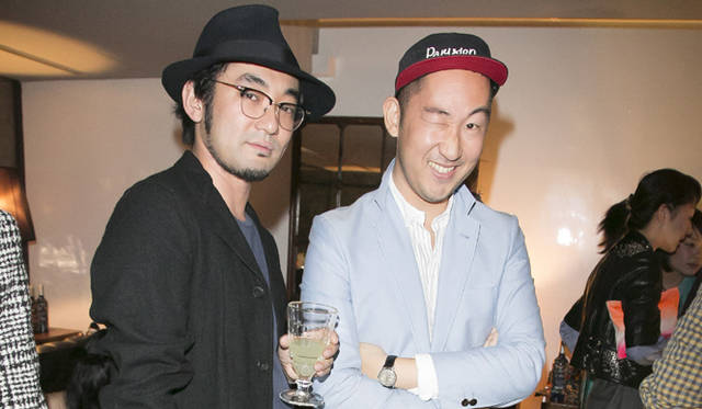 <strong>「ペルノアブサン メゾン キツネ リミテッド エディション」</strong>　左からエディターの鍵山寛、メゾン キツネ　デザイナーの黒木理也