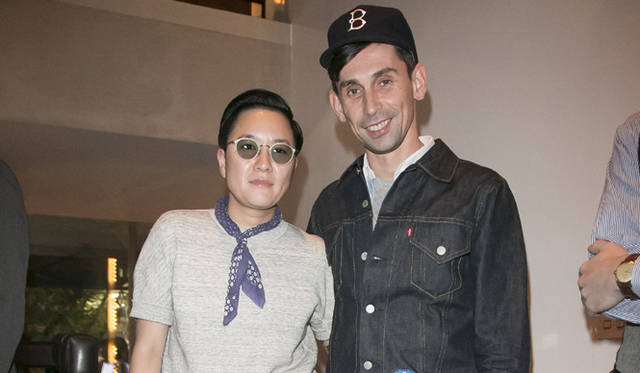 <strong>「ペルノアブサン メゾン キツネ リミテッド エディション」</strong>　左からスタイリストの坂元真澄、メゾン キツネのジルダ・エアロック