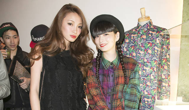 <strong>「ペルノアブサン メゾン キツネ リミテッド エディション」</strong>　左からモデルの秋元梢、里海