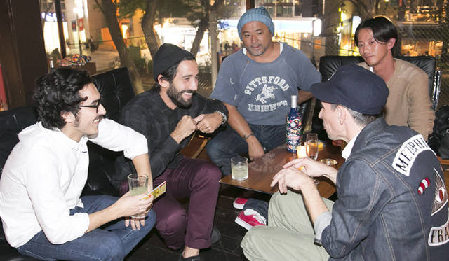 <strong>「ペルノアブサン メゾン キツネ リミテッド エディション」</strong>　左から3番目にスタイリストの熊谷隆志と、右手前にジルダ・エアロック