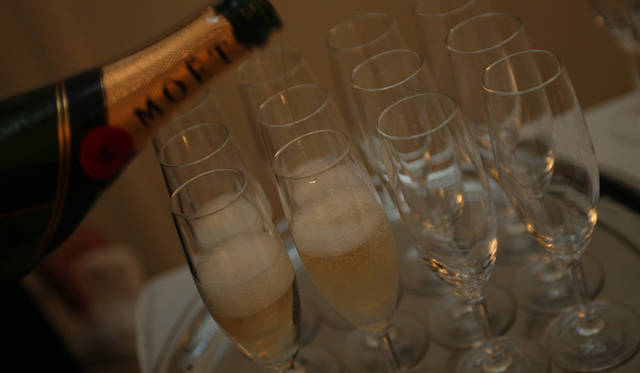 <strong>BARNEYS NEW YORK｜バーニーズ　ニューヨーク</strong>　パーティ会場ではシャンパンやフードが振る舞われ、DJブースも出現