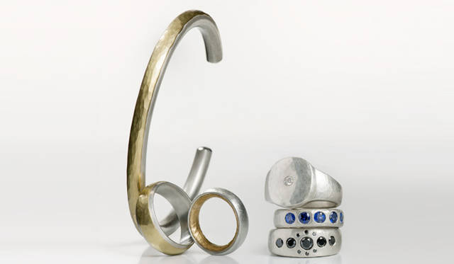 <strong>BARNEYS NEW YORK｜バーニーズ　ニューヨーク</strong>　日本初展開となるメンズコレクションより。左からバングル[22KYG/SILVER] 21万5250円、リング[22KYG/SILVER] 9万9750円、リング[SILVER/22KYG] 9万9750円、リング（上）[SILVER/DIAMOND] 8万9250円、リング（中）[SILVER/SAPPHIRE] 16万8000円、リング（下）[SILVER/BLACK DIAMOND] 27万900円