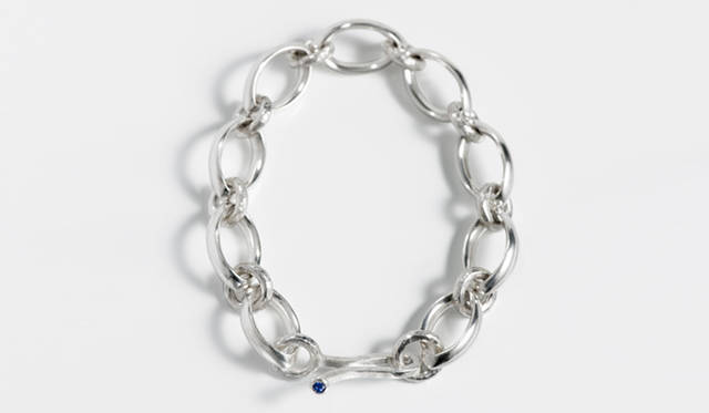 <strong>BARNEYS NEW YORK｜バーニーズ　ニューヨーク</strong>　日本初展開となるメンズコレクションより。バングル[SILVER/SAPPHIRE] 37万8000円