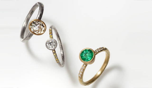 <strong>BARNEYS NEW YORK｜バーニーズ　ニューヨーク</strong>　左からリング[PLATINUM/22KYG/DIAMOND] 170万6250円、リング[PLATINUM/22KYG/DIAMOND/YELLOW DIAMOND] 46万2000円、リング[22KYG/EMERALD/DIAMOND] 50万2950円