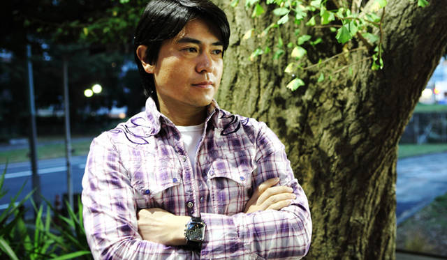 <strong>My Own Watch｜安東弘樹さん</strong>　お気に入りの一本、ハミルトン「ロイドクロノ」とともに。