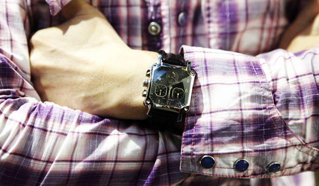 <strong>My Own Watch｜安東弘樹さん</strong>　今年購入したハミルトン「ロイドクロノ」。文字盤と同色となる黒のストラップが組み合わされる。