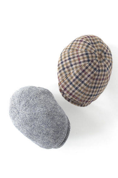 　オーバーライドのハンチングのなかでもっとも人気のスタイルがハリスツイードで登場。シャープでスッキリ見せてくれる六方型がポイント。ハンチング各1万2600円（オーバーライド／阪急メンズ東京）