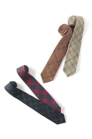 　スコットランドの老舗ウールタイメーカーである「アンソニー・ヘインズ」のデザイン生地を使用。100％ウールでソフトなつけ心地が楽しめる。ネクタイ各8925円（パルドック／阪急メンズ東京）