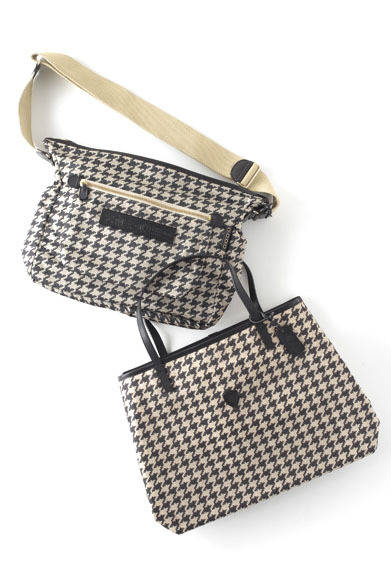 　トート4万5150円、ショルダー5万4600円（フェリージ／阪急メンズ東京）