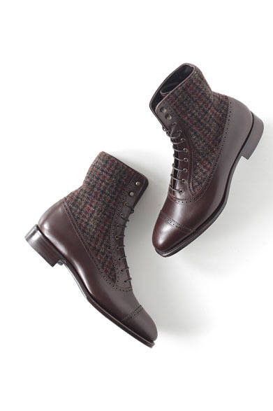 　クラシックな英国の雰囲気の漂う靴にハリスツイードを使用し、遊び心とトレンド感を表現。ブーツ5万8000円（ペルフェット／阪急メンズ東京）