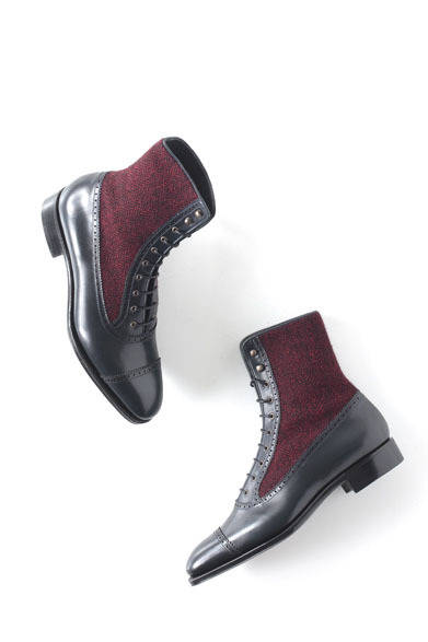 　クラシックな英国の雰囲気の漂う靴にハリスツイードを使用し、遊び心とトレンド感を表現。ブーツ5万8000円（ペルフェット／阪急メンズ東京）
