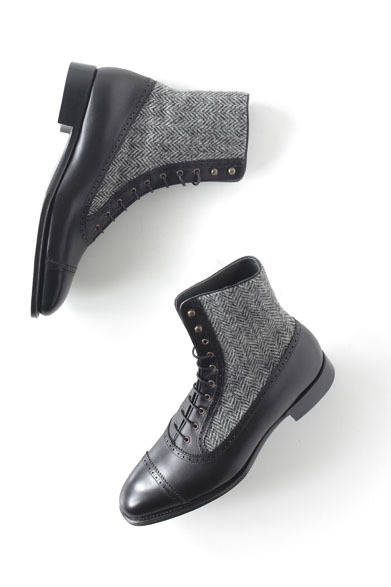 　クラシックな英国の雰囲気の漂う靴にハリスツイードを使用し、遊び心とトレンド感を表現。ブーツ5万8000円（ペルフェット／阪急メンズ東京）
