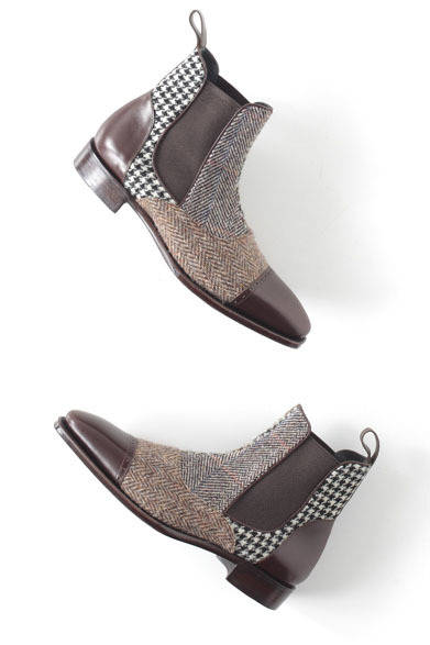 　クラシックな英国の雰囲気の漂う靴に5色のハリスツイードを使用し、遊び心とトレンド感を表現。ブーツ5万8000円（ペルフェット／阪急メンズ東京）