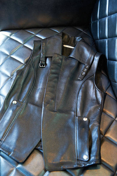 <strong>RESTIR｜リステア</strong>　レザーベスト64万500円（イヴ・サンローラン バイ ステファノ・ピラーティ／リステア）
