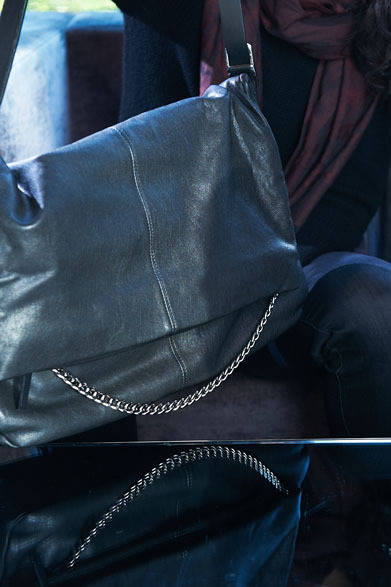 <strong>RESTIR｜リステア</strong>　ショルダーバッグ17万円（ジミー チュウ／リステア）