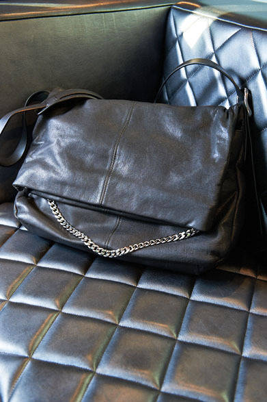 <strong>RESTIR｜リステア</strong>　ショルダーバッグ17万円（ジミー チュウ／リステア）