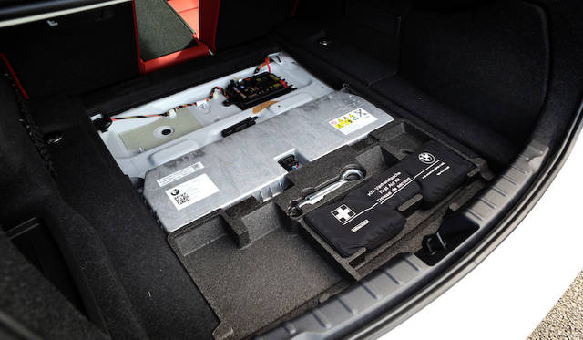 <strong>BMW ActiveHybrid 3｜ビー・エム・ダブリュー アクティブ ハイブリッド 3</strong><br />バッテリーはトランクルームの床下に配置される