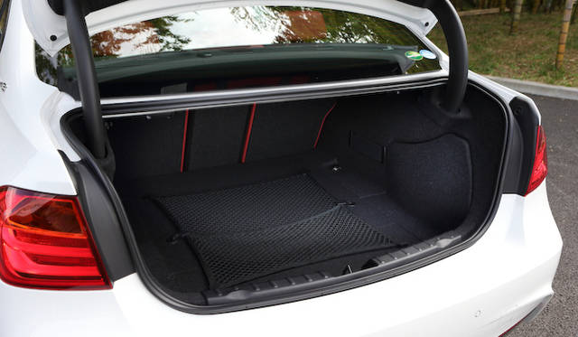 <strong>BMW ActiveHybrid 3｜ビー・エム・ダブリュー アクティブ ハイブリッド 3</strong><br />バッテリーを搭載するぶん、トランク容量はほかの3シリーズ・セダンとくらべて90リットル少ない380リットルだが、数値ほど小ささを感じることはなかった
