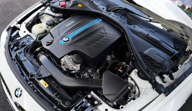 <strong>BMW ActiveHybrid 3｜ビー・エム・ダブリュー アクティブ ハイブリッド 3</strong><br />3リッター直列6気筒エンジンにモーターを組み合わせたハイブリッドシステムは、総合で最高出力250kw（340ps）、最大トルク450Nm（45.9kgm）を発揮する