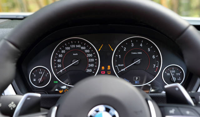 <strong>BMW ActiveHybrid 3｜ビー・エム・ダブリュー アクティブ ハイブリッド 3</strong><br />ヘッドアップディスプレイ、レーン・チェンジウォーニング、レーン・ディパーチャーウォーニング（車線逸脱警告システム）、前車接近警告機能がセットになった「イノベーション・パッケージ」は220,000円のオプション設定