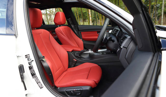 <strong>BMW ActiveHybrid 3｜ビー・エム・ダブリュー アクティブ ハイブリッド 3</strong><br />Mスポーツパッケージ。コーラル・レッド/ブラック・ハイライトのダコタ・レザーシートは259,000円のオプション設定