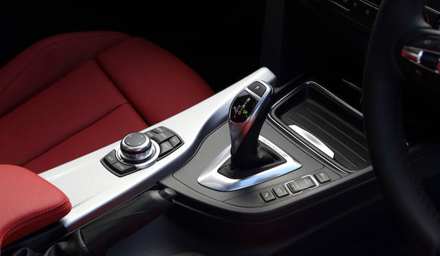 <strong>BMW ActiveHybrid 3｜ビー・エム・ダブリュー アクティブ ハイブリッド 3</strong><br />スポーツオートマチックシフトレバー、ステップトロニック、シフトパドルがセットになった「8速スポーツ・オートマチック・トランスミッション」は通常であれば22,000円のオプション設定であるが、Mスポーツでは標準装備される