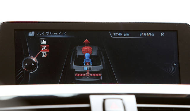 <strong>BMW ActiveHybrid 3｜ビー・エム・ダブリュー アクティブ ハイブリッド 3</strong><br />ハイブリッドシステムがその瞬間どう働いているか、リアルタイムで表示される