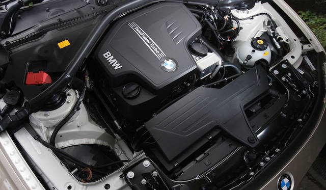 <strong>BMW 320i xDrive｜ビー・エム・ダブリュー 320i エックスドライブ</strong><br />2リッターの直列4気筒ガソリンエンジンはターボ過給され最高出力184ps、最大トルク270Nmを発生する