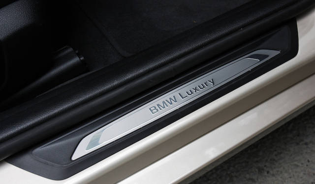 <strong>BMW 320i xDrive｜ビー・エム・ダブリュー 320i エックスドライブ</strong>