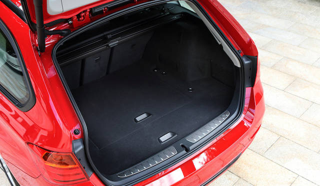 <strong>BMW 320d BluePerformance Touring｜ビー・エム・ダブリュー 320d ブルーパフォーマンス ツーリング </strong><br />荷室容量は495リットル。後席を倒すことで最大1,500リットルまで拡大する