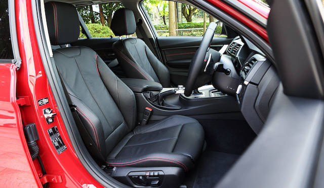 <strong>BMW 320d BluePerformance Touring｜ビー・エム・ダブリュー 320d ブルーパフォーマンス ツーリング </strong><br />シートヒーターつきのダコタ・レザーシートは284,000円のオプション設定