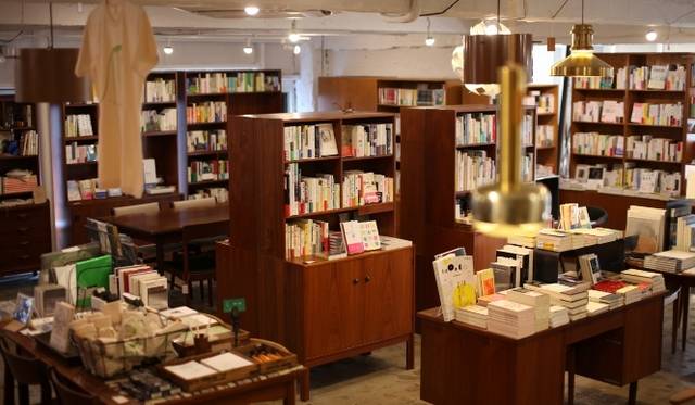 <strong>ブックコーディネーター内沼晋太郎×作家川上未映子</strong>　提供されるビールやソフトドリンクを楽しみながら本を選べる本屋として、今夏、下北沢にオープンした「B&B」