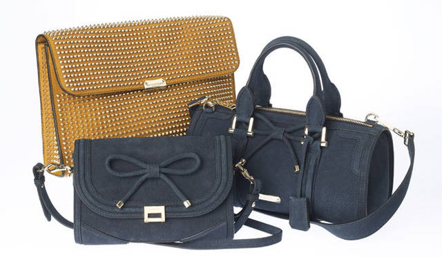 <strong>BURBERRY｜バーバリー</strong>　バーバリー神戸限定商品。ヌバックポシェット 12万750円（手前左）、バレルバッグ 16万2750円（手前右）、メンズ スタッズドキュメントケース 37万8000円（奥）