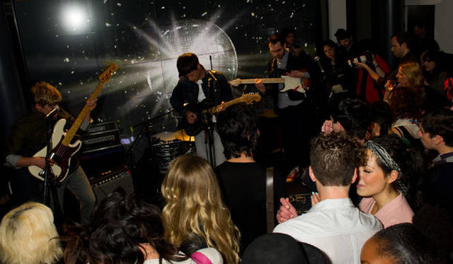 <strong>BURBERRY｜バーバリー</strong>　ロンドンのバーバリー ブリットストアのオープニングイベントでもライブをおこなったLife In Film