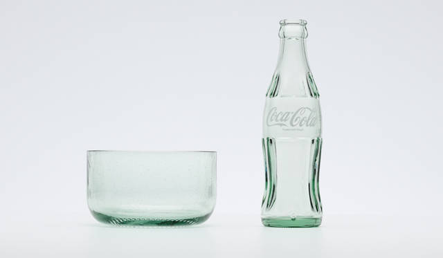<strong>Coca-Cola｜コカ・コーラ</strong>　1915年に米国インディアナ州のルート・グラス・カンパニーのアレキサンダー・サミュエルソンとアール・R・ディーンの手により生み出されたコカ・コーラ コンツアーボトル