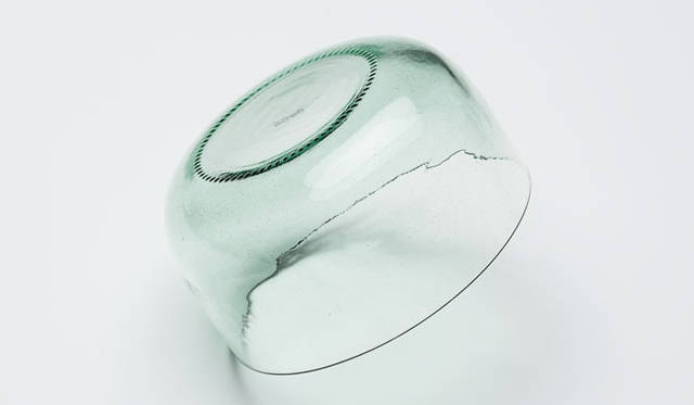 <strong>Coca-Cola｜コカ・コーラ</strong>　まるでボトル上部が水平にスパっと切り取られ、ボトルの底だけが残されたような形のボウルやディッシュ