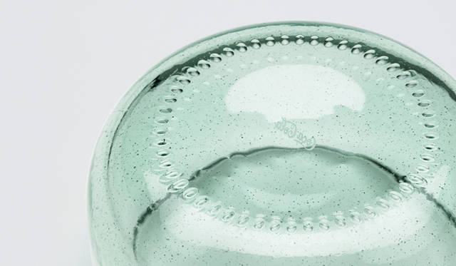 <strong>Coca-Cola｜コカ・コーラ</strong>　底面にあるナーリングと呼ばれる衝撃緩和のためにほどこされる突起に注目