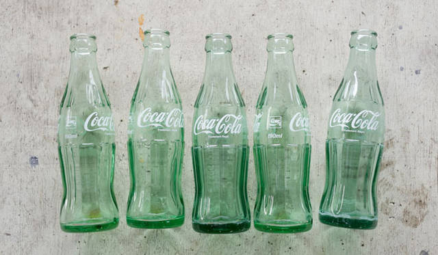 <strong>Coca-Cola｜コカ・コーラ</strong>　ボトルとしての役割を終えたコンツアーボトルを全国のコカ・コーラ ボトラー社から回収し、100％再利用