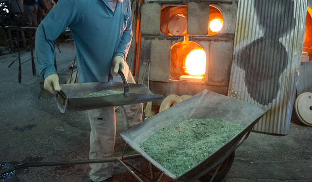 <strong>Coca-Cola｜コカ・コーラ</strong>　デザインに忠実に製造できる一方で、手吹きならではの風合いが生まれる製法「型吹き」を採用