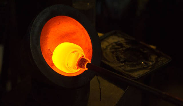 <strong>Coca-Cola｜コカ・コーラ</strong>　1500度の高温で熔融された再生ガラスを、吹き棹に巻き取り、成形温度や、素材の量を微妙にコントロール