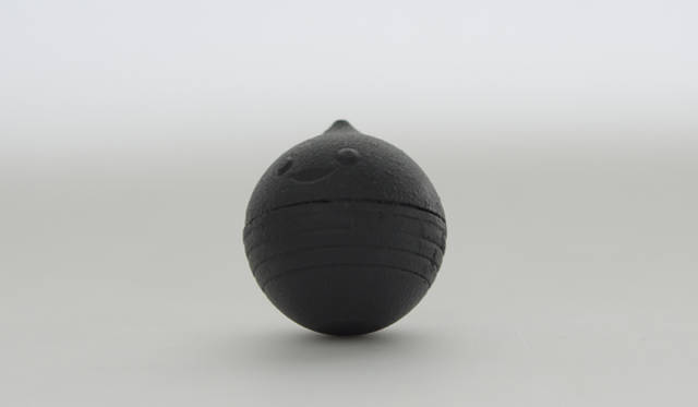 <strong>中川政七商店｜東北被災三県で生まれた「3つの起き上がり小法師」</strong>　鉄小法師（岩手県南部鉄器）　H26mm×W25mm 