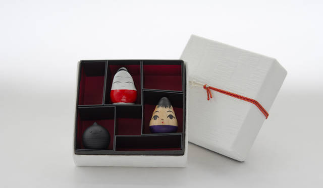 <strong>中川政七商店｜東北被災三県で生まれた「3つの起き上がり小法師」</strong>　3つの起き上がり小法師　5040円　