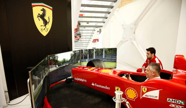 会場にはF1シミュレーターも置かれている