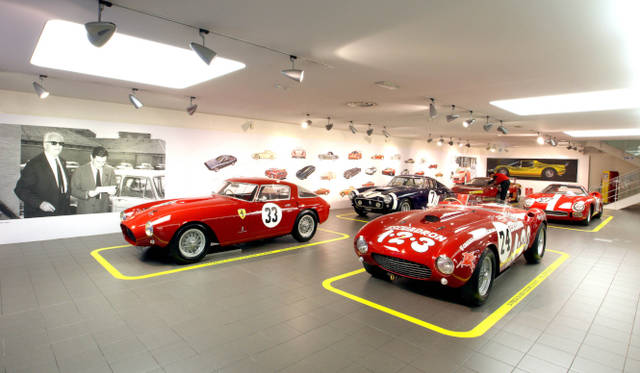 レーシングカー部門　375MM Spider（1953年 手前右）、250MM（1953年 手前左）、250LM（1963年 奥右）、250 GT Berlinetta SWB （1959年 奥左）