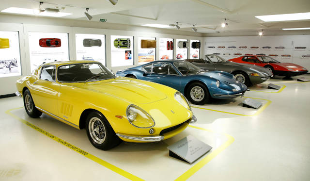 手前から 275GTB4（1966年）、Dino 206GT（1967年）、365 GTS4 Daytona Spider（1969年）、BB Berlinetta Boxer（1971年）