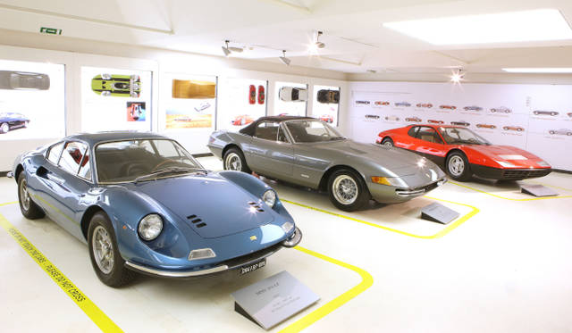 手前から Dino 206GT（1967年）、365 GTS4 Daytona Spider（1969年）、BB Berlinetta Boxer（1971年）